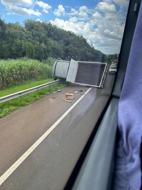 Foto 8 de 9 — URGENTE: Acidente entre caminhões interdita SP-255 entre BES e Araraquara